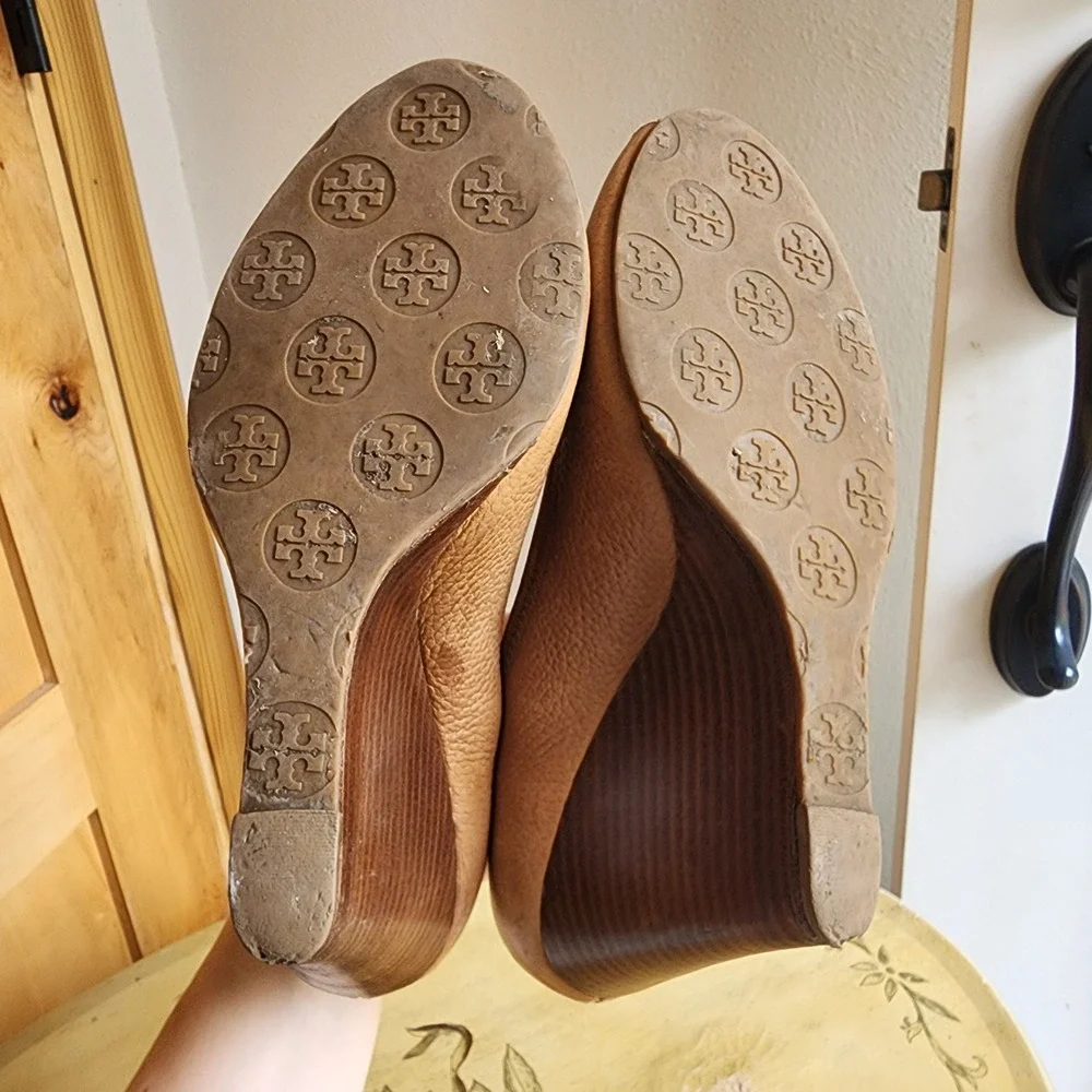 Tory Burch Sz 8.5 Tan Pebbled Leather Peep Toe Logo Wedge Heels